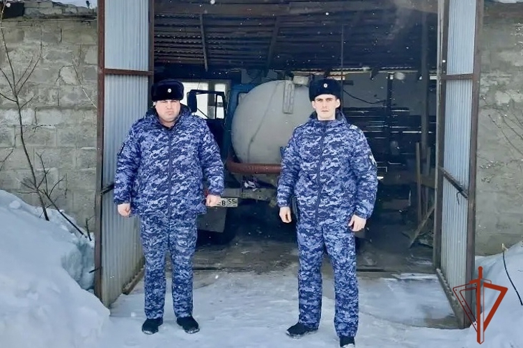 Росгвардейцы оказали помощь при тушении автомобиля в Омской области