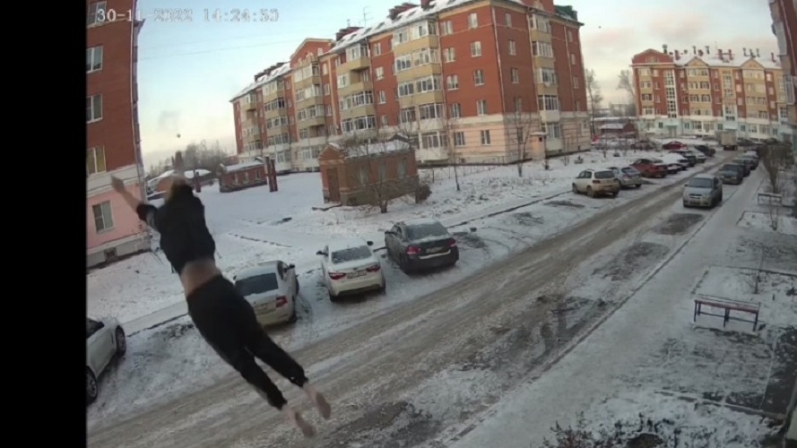 Смерть в прямом эфире: женщина выпала из окна и погибла в Вологде ...
