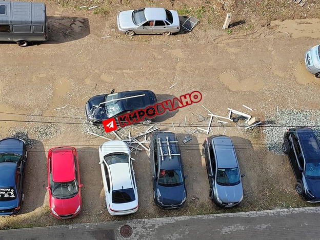 В Кирове из-за грозы падают деревья, окна и заборы. Фото