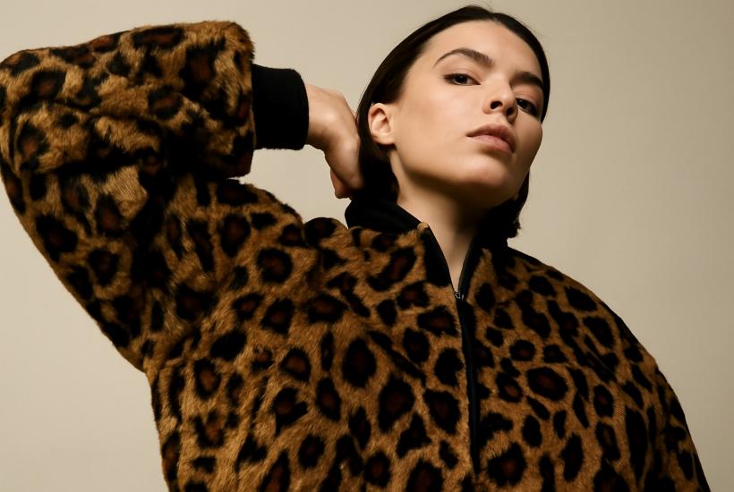 Девушка в леопардовом бомбере
