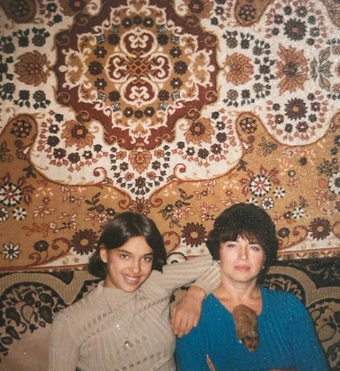 Ковры, коты и пена: Ирина Шейк опубликовала архивные фотографии из Еманжелинска