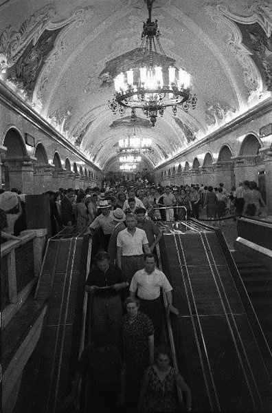 Пассажиры на станции метро «Комсомольская» Кольцевой линии Московского метро.1960-е