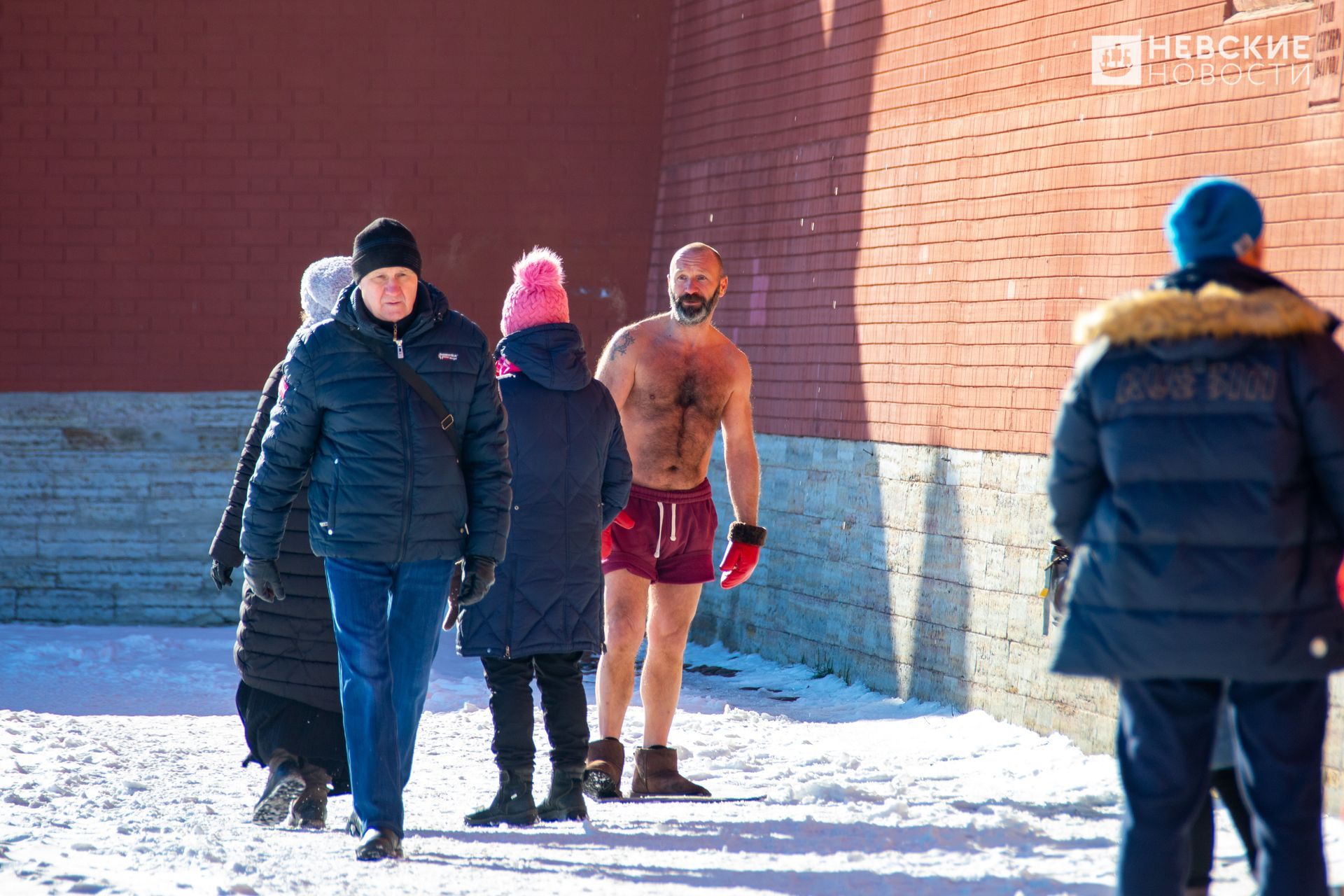 загорающие у петропавловской крепости