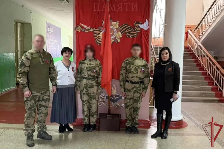 Росгвардейцы в ЛНР приняли участие в торжественной передаче Знамени Победы между школами республики