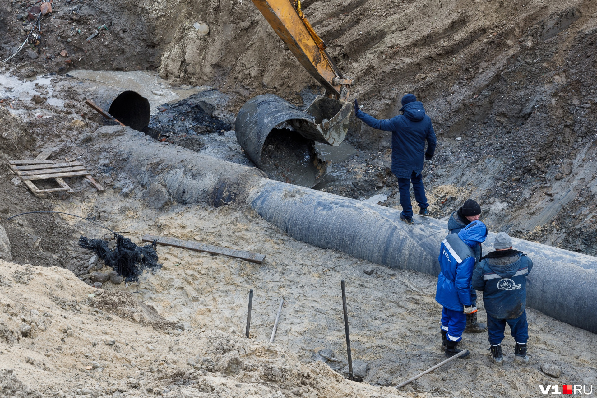 Труба волгоград. Канализационный коллектор. Прорыв водопровода. Прорыв трубы водоснабжения. Прорыв канализации в Волгограде.