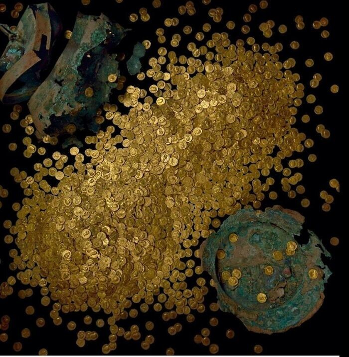 19. Трирский золотой клад: 2516 золотых монет возрастом 1800 лет, найденных в 1993 году на стройке в Трире, Германия