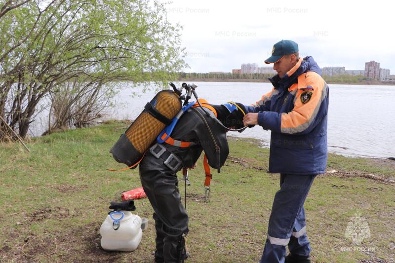 Красноярские спасатели-водолазы тренируются в бурных водах Енисея
