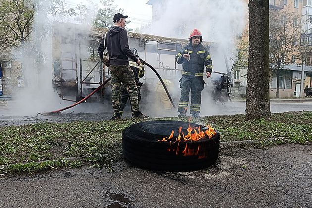 Автобус загорелся после обстрела со стороны ВСУ в Донецке