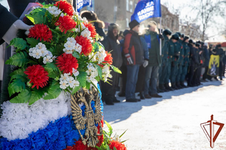 Заместитель командующего Уральским округом Росгвардии возложил цветы к мемориалу «Черный тюльпан» в столице Урала