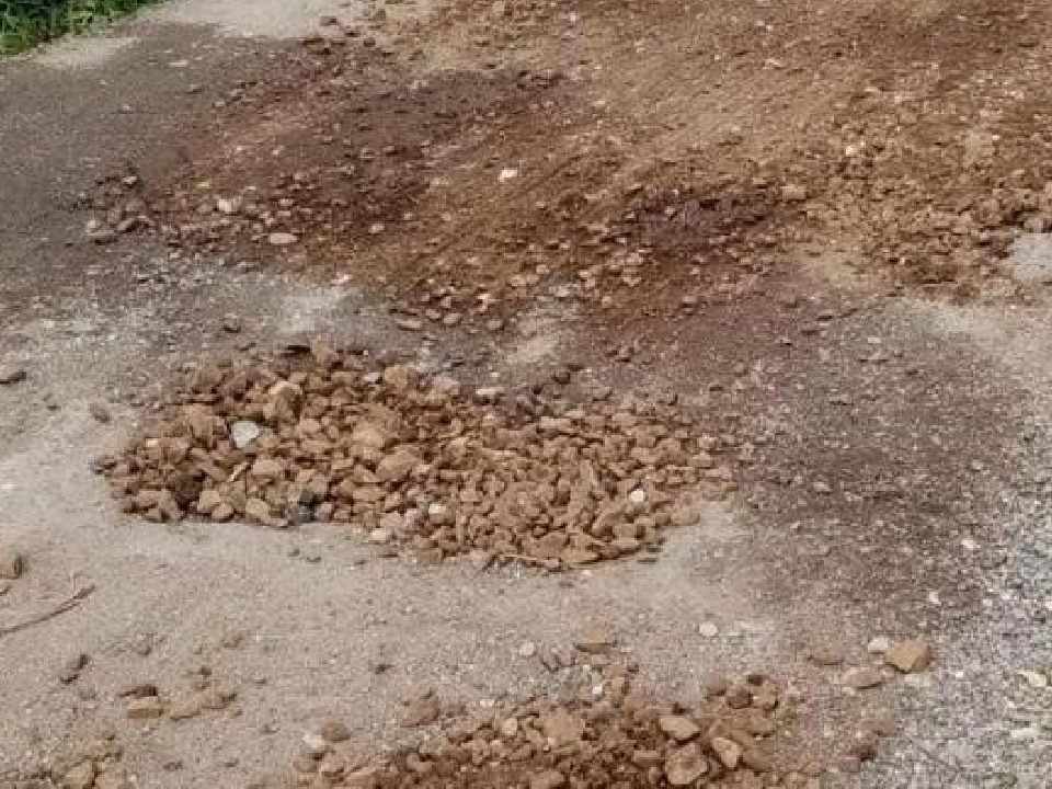 В СНТ под Дмитровом отсыпали дорогу с использованием загрязненного гравия