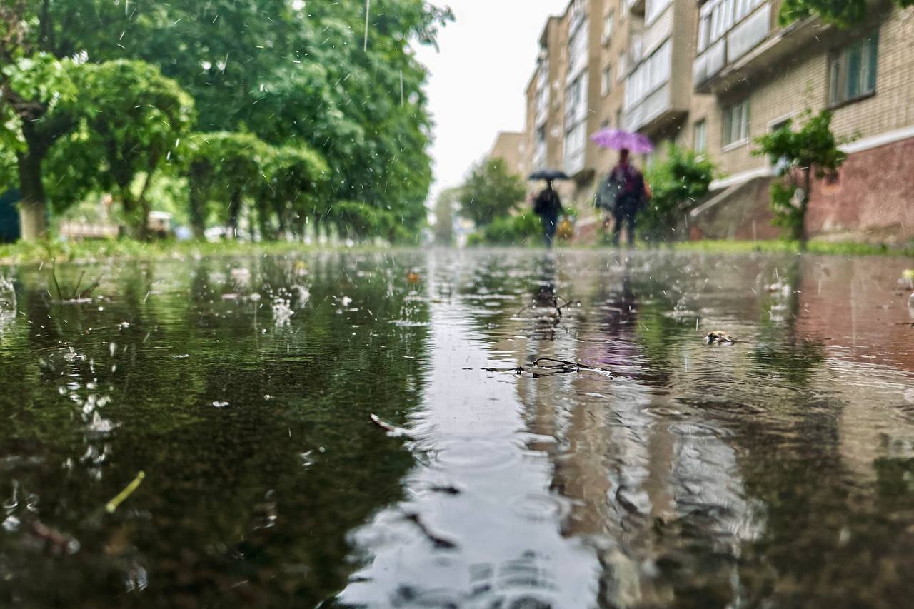День прогулок под дождем. Дождь летом в городе. Июль дождь. Когда пройдет дождь. Ливень.