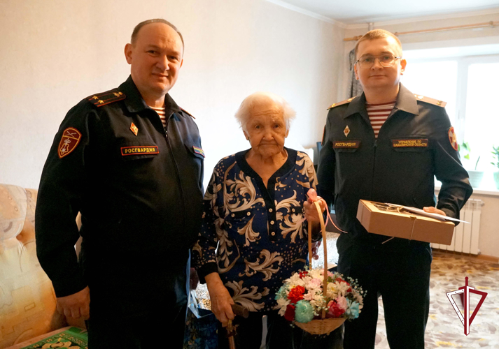 В Южно-Сахалинске росгвардейцы поздравили ветерана с Днём Победы