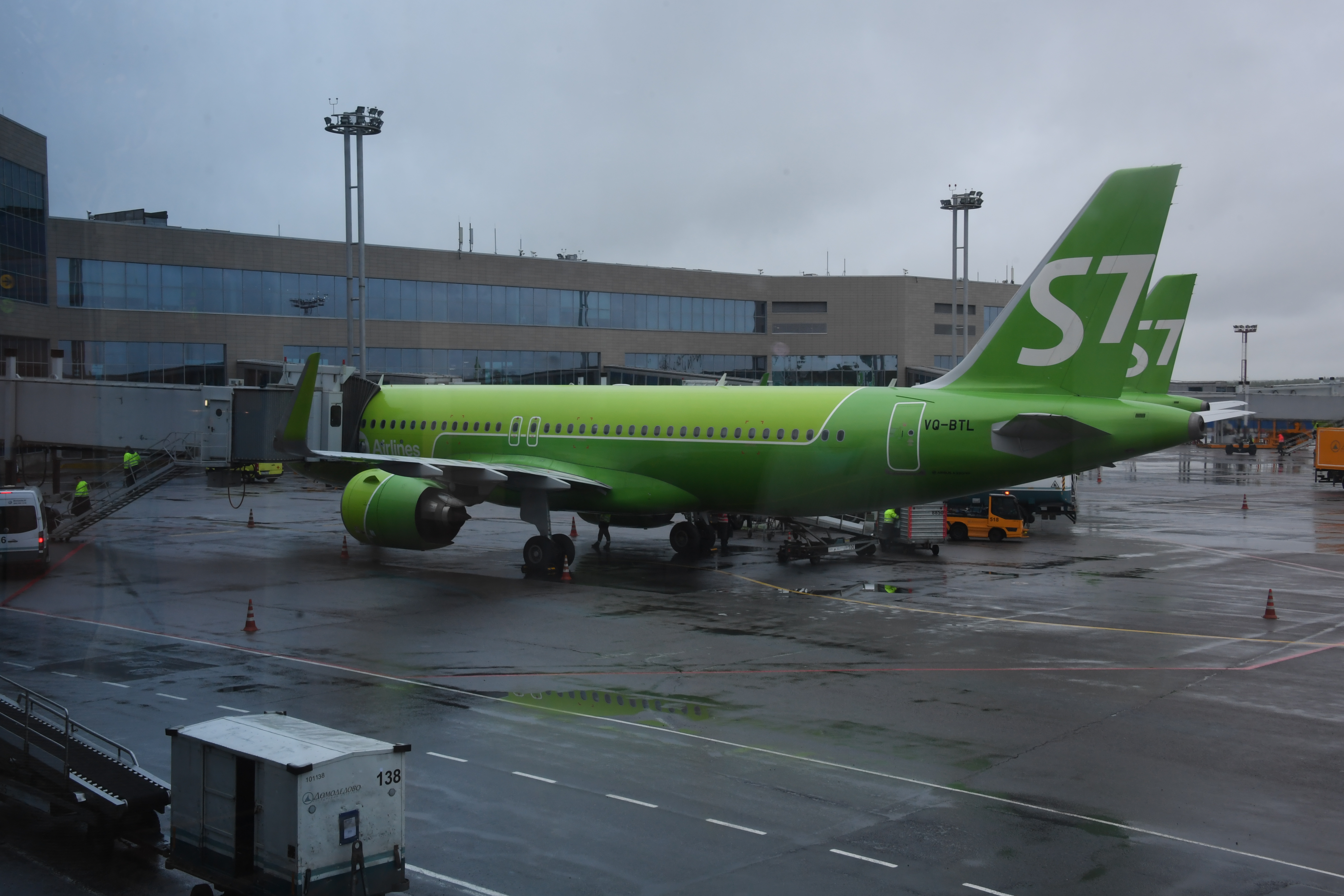 Самолет новосибирск якутия. Парк s7 Airlines самолетов Новосибирск. Самолет s7. Рейсы s7 из Новосибирска. Самолет эссевен Новосибирск Сочи.