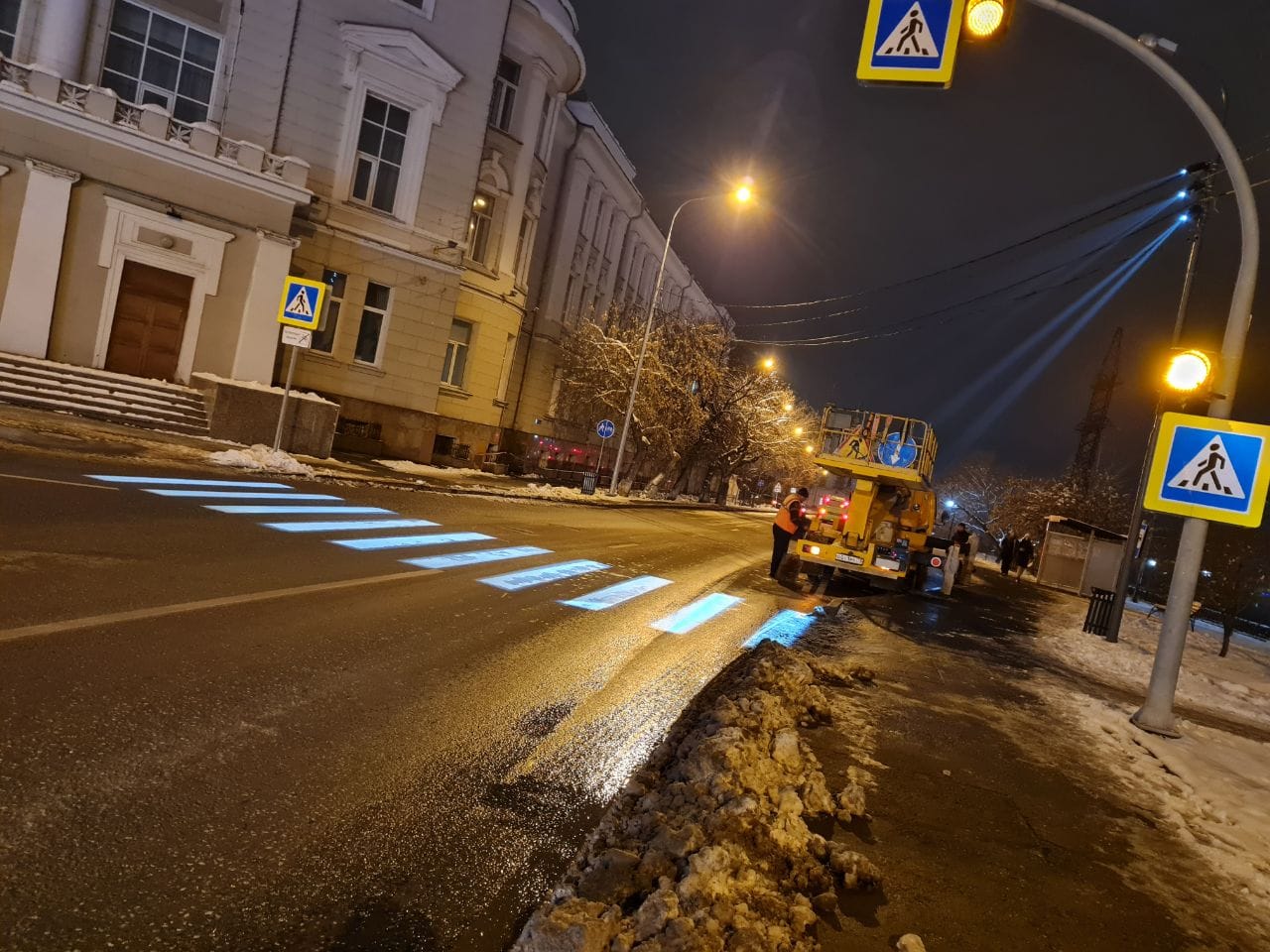 Тюмень 3 дня. Пешеходный переход. Пешеходная дорога. Улица ночью. Безопасный пешеходный переход.