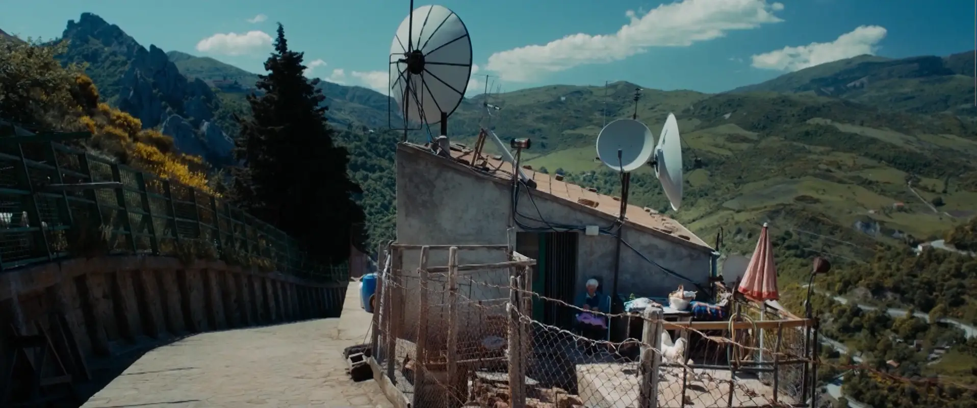 Затащить к себе любой ценой: итальянская комедия «Большая афера в маленьком городе» показывает операцию по спасению маленького городишки