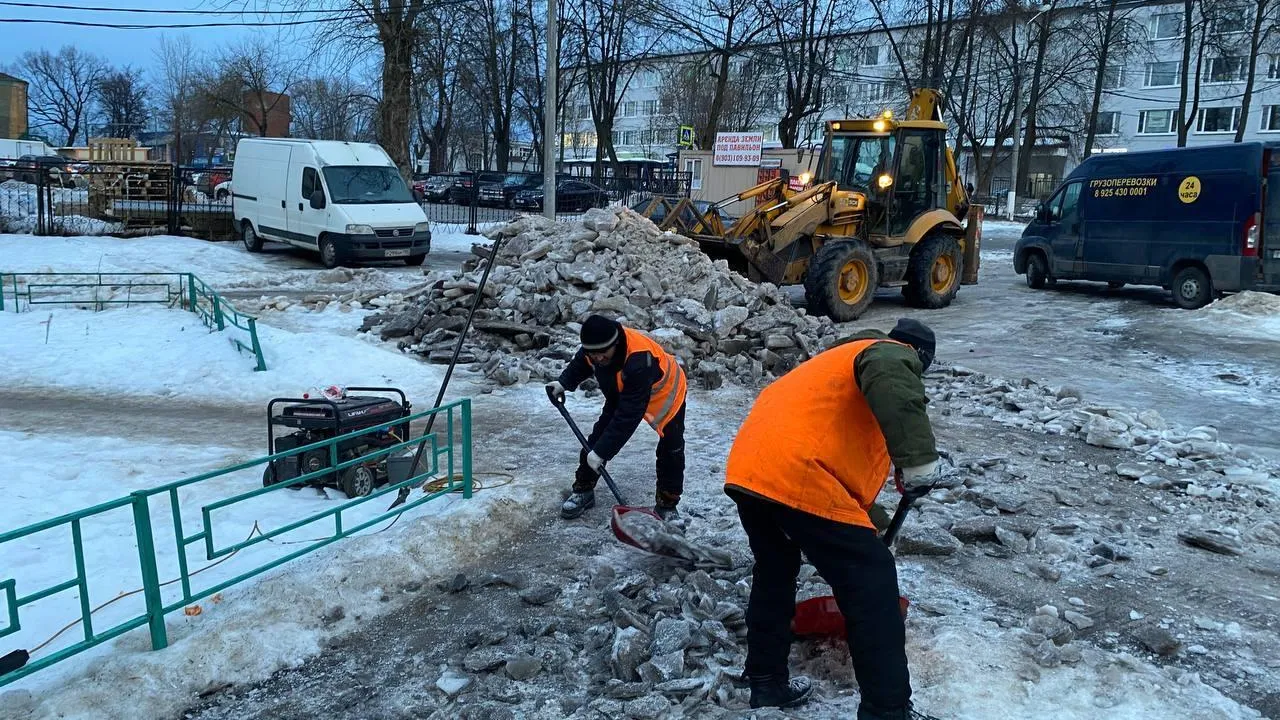 которые стоят возле станционной улицы. подольские новости камунальнаятехника. сертякино пруд. подольск бульвар юности. ямочный ремонт во дворах.
