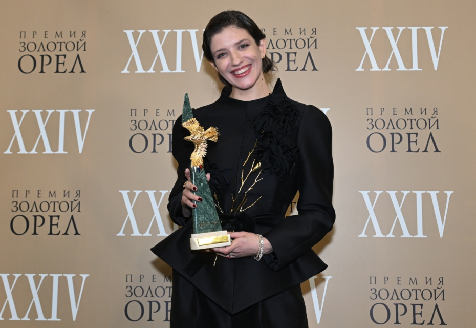 Лауреат XXIV Национальной премии в области кинематографии «Золотой орел» в номинации «Лучшая женская роль второго плана» актриса фильма «Пророк. История Александра Пушкина» Анна Чиповская на фотосессии после церемонии вручения премии