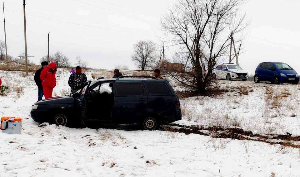 Водитель съехавшей в кювет легковушки погиб на воронежской трассе