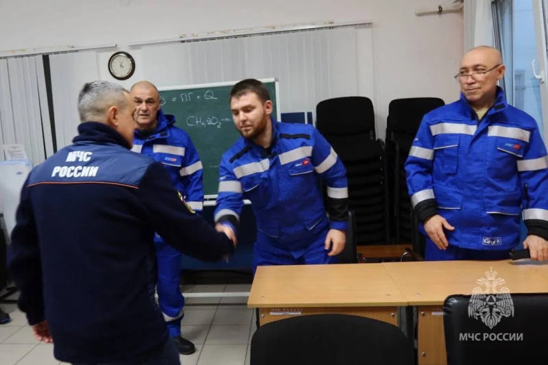 Начальник Главного управления Олег Гилёв встретился с работниками пожарно-спасательного подразделения объекта в посёлке Сабетта