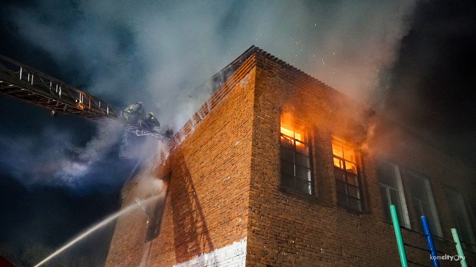 Пожар в комсомольске. Горящее здание. Пожары. Ночной пожар. Пожар в здании.