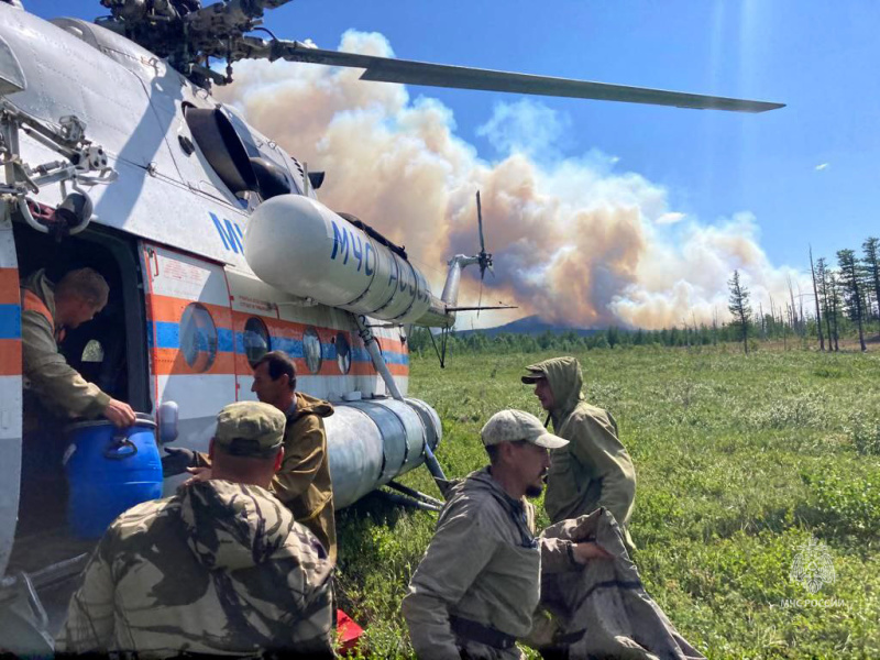 Вертолеты МЧС России оказывают помощь в тушении природных пожаров на севере Хабаровского края