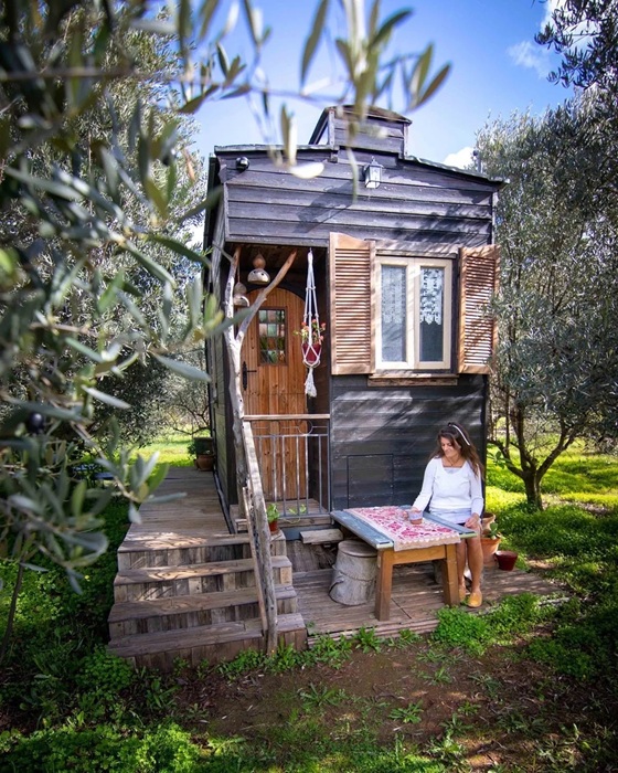 На строительство дома ушел целый год.