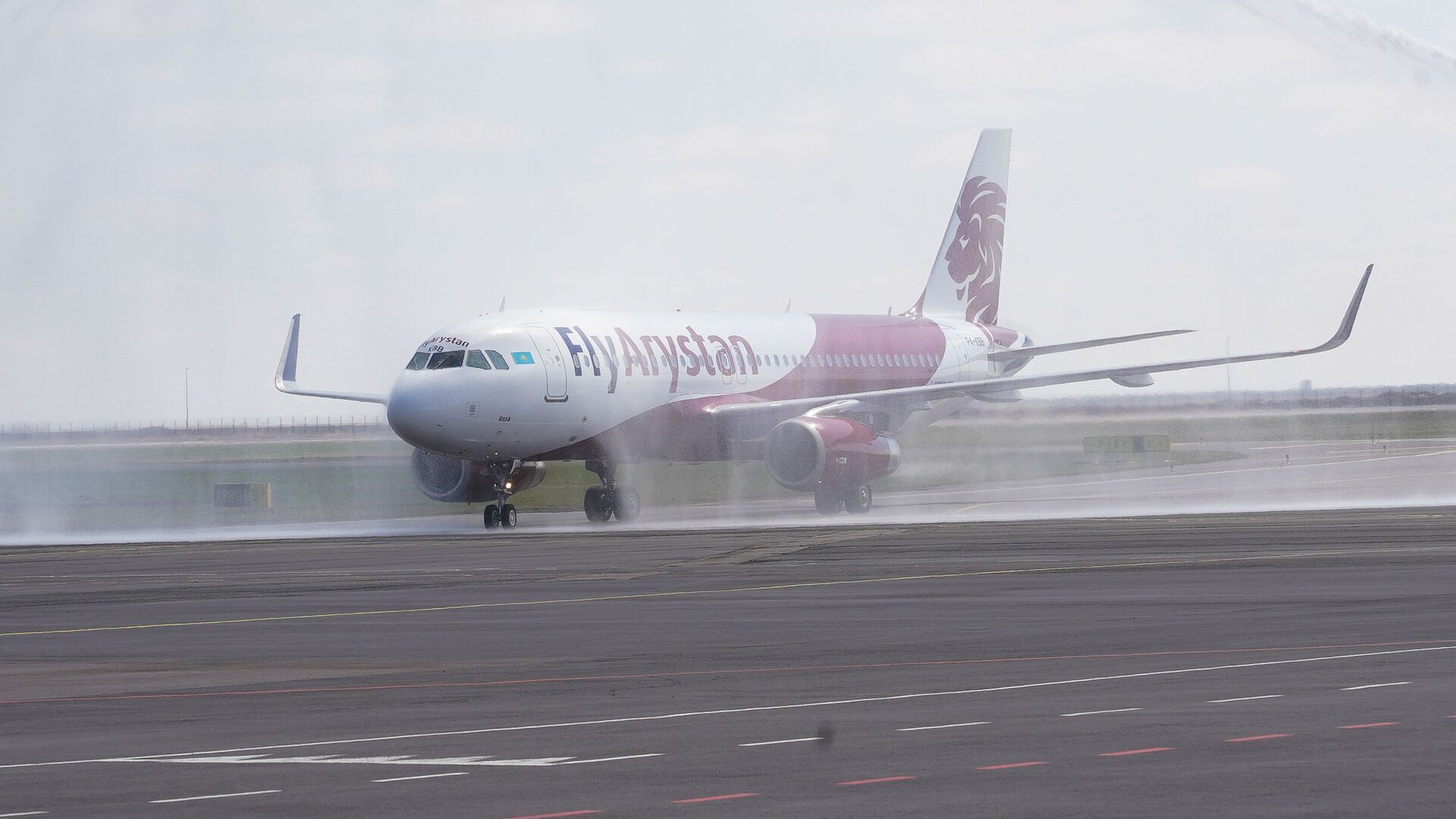 Аэропорт по казахски. Птица врезалась в самолет. Авиакомпания казак эйр. Самолет астана инцидент. Посадка самолета без переднего шасси.