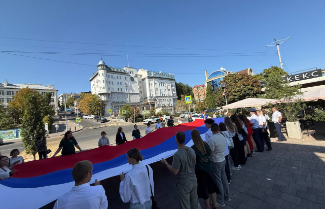 Разворачивание российского триколора.jpg