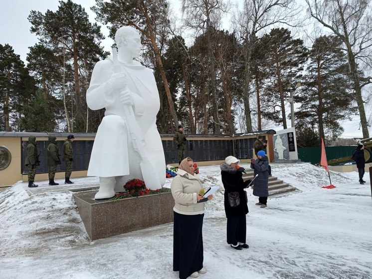 В Нижней Тавде открыли мемориал с вечным огнем и скульптурой коленнопреклоненного воина