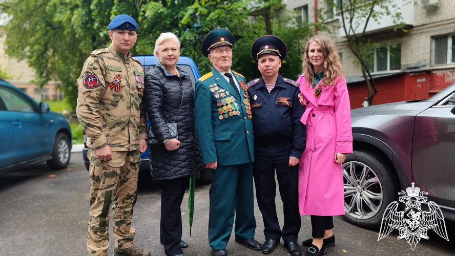 Росгвардия провела парад под окнами ветеранов Великой Отечественной войны в Брянске (ВИДЕО)