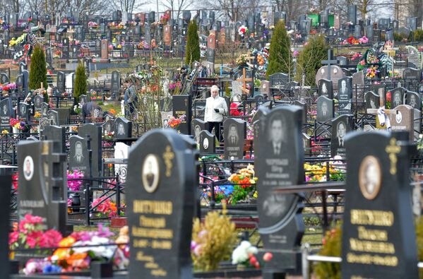 Северное кладбище – одно из самых больших в Минске. В числе известных людей, которые тут похоронены, Станислав Шушкевич и Павел Шеремет. - Sputnik Грузия