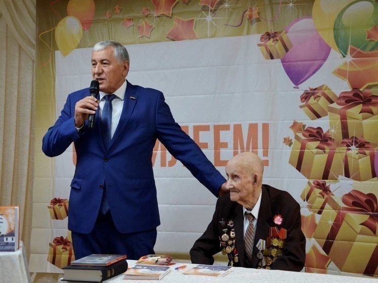 Ветеран Николай Синякин получил поздравления со 100-летием от депутата Аслана Нехая