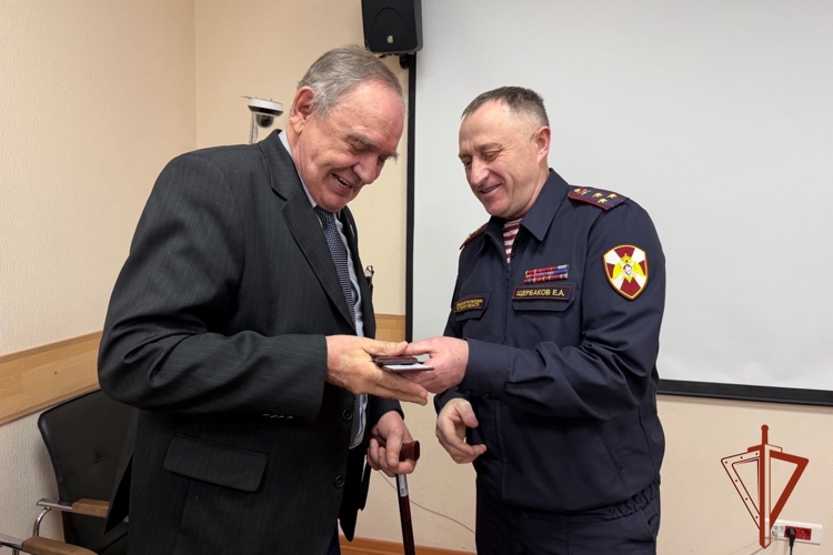 Начальник Управления Росгвардии по Томской области вручил ведомственные награды представителям СМИ 