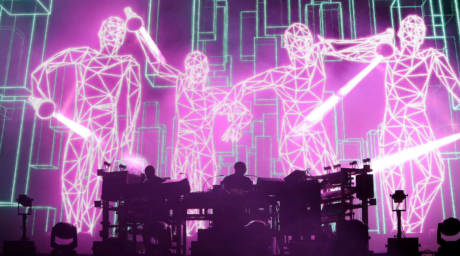 Show a reason. Группа the Chemical brothers. Chemical brothers концерт. The Chemical brothers 2023. Кемикал бразерс концерт