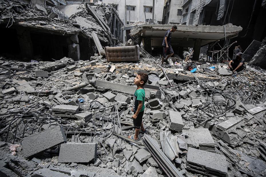 Cектор Газа, Палестинская территория: ребёнок стоит среди руин