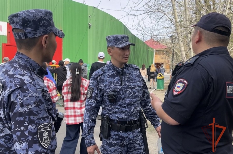 В Туве росгвардейцы вернули потерявшихся детей родителям во время праздничных мероприятий