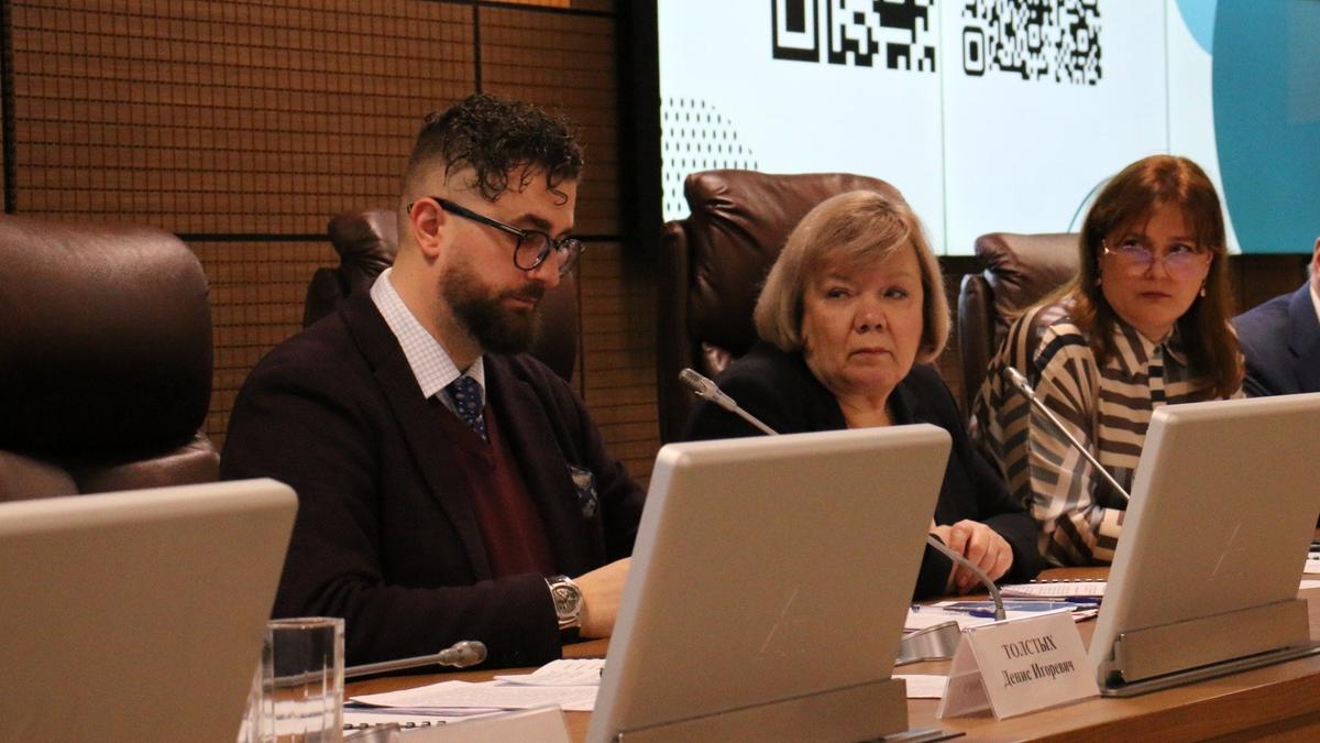 Наталия Литвинова (в центре). Фото: комитет по госзаказу Петербурга