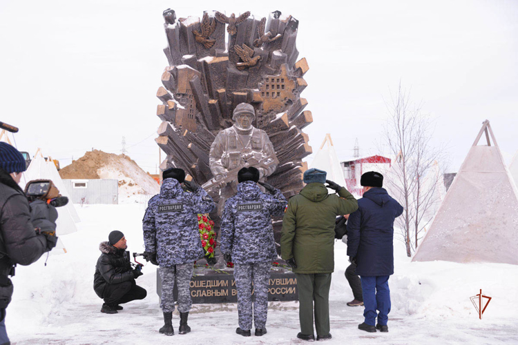 На Ямале военнослужащие и сотрудники Росгвардии приняли участие в памятных мероприятиях, посвященных Дню героев Отечества