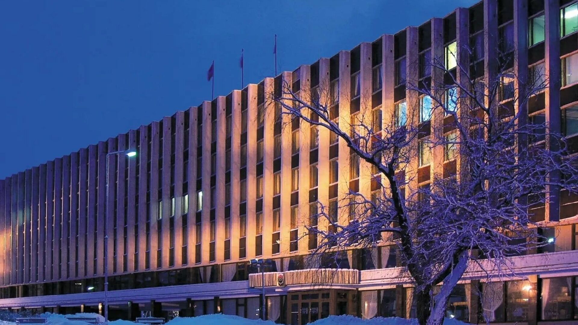 здание администрация петрозаводского городского округа. мэрия петрозаводска официальный сайт. памятник у мэрии петрозаводск. здание мэрии петрозаводска. здание администрации петрозаводска.