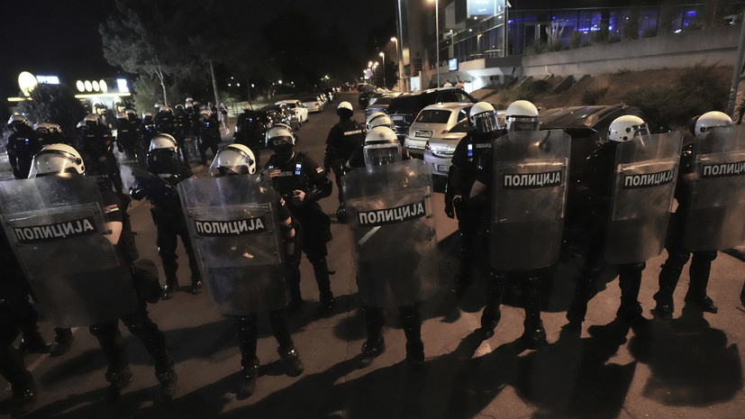N1: протестующие разбили стёкла в отделении правящей партии Сербии в Белграде