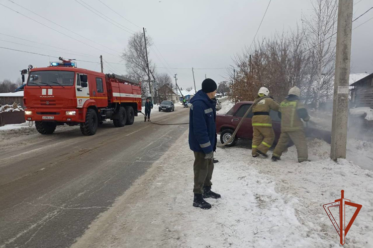 Росгвардейцы первыми пришли на помощь в тушении загоревшегося автомобиля в Томской области