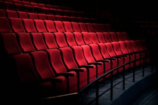 Прокатчики заставили кинотеатры отказаться от «теневых» показов зарубежных киноновинок (фото: freepik.com / rawpixel.com)