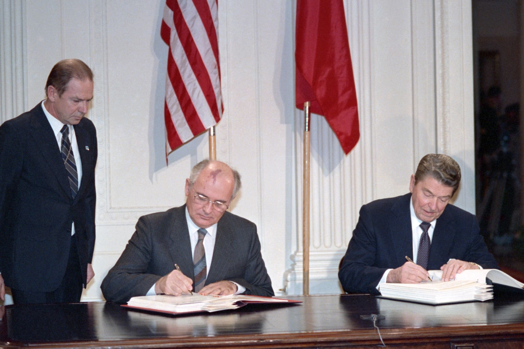 Переговоры с рейганом. Рейган Горбачев Вашингтон 1987. В 1987 Рейган и Горбачев подписали. Саммит Рейган Горбачев 1987.