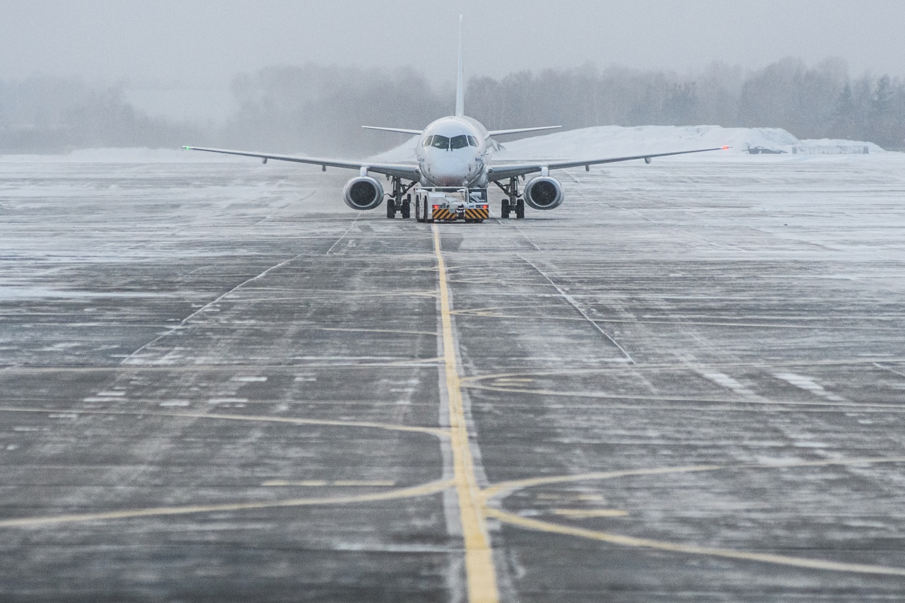 Полет на самолете тюмень. Аэропорт Магнитогорск Взлетная полоса. Самолет на взлетной полосе. Самолет в снегу. Самолет посадка на аэродром.