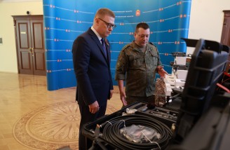 Алексей Текслер передал высокотехнологичное оборудование военнослужащим 19-го танкового полка