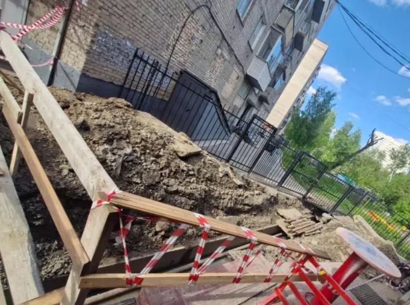 Подросток упал в неогороженную траншею и погиб в Дзержинском районе Новосибирска, сообщило СУ СКР по региону.