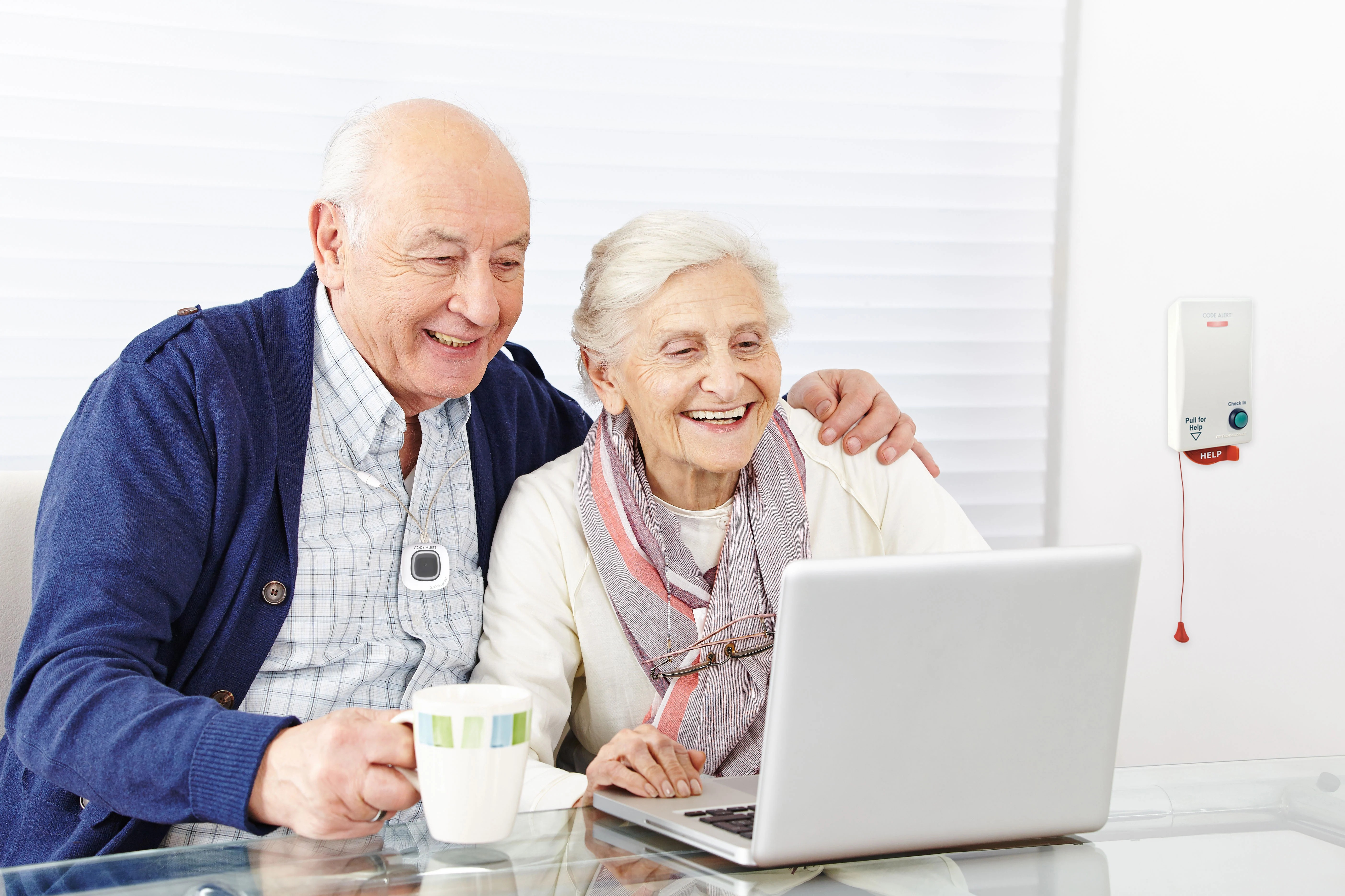 Пожилые люди на английском. Пенсионеры. Счастливые пенсионеры. Пожилые люди за компом. Пенсионер и компьютер.
