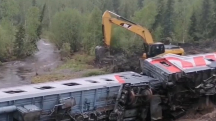 Опубликовано видео ликвидации последствий схода вагонов поезда в Коми