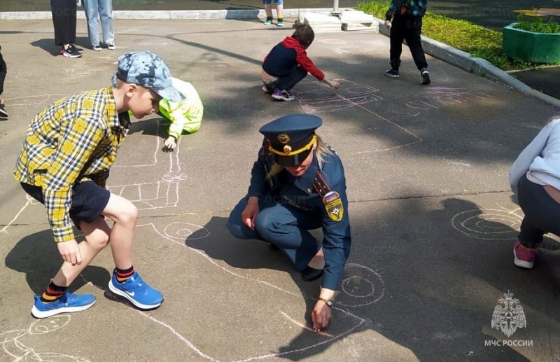 На асфальте мелом рисовал эмблему динамо
