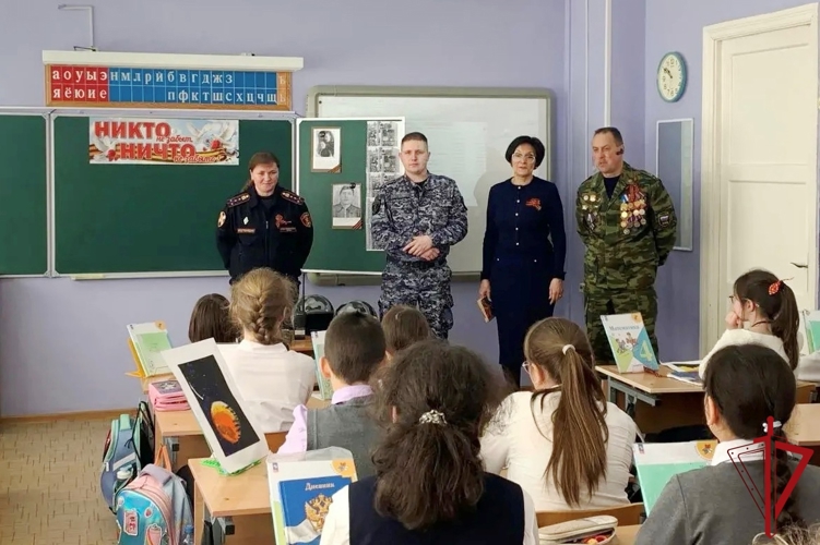 В Гатчине сотрудники Росгвардии провели встречу со школьниками, посвященную Дню Победы
